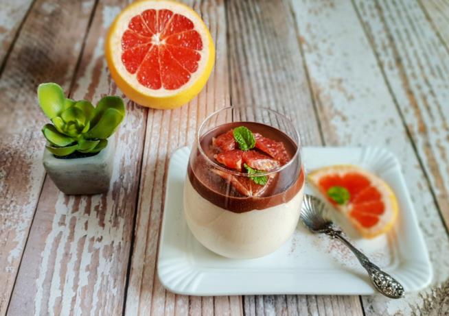 Crema al pompelmo Bicchiere con dolce al cucchiaio