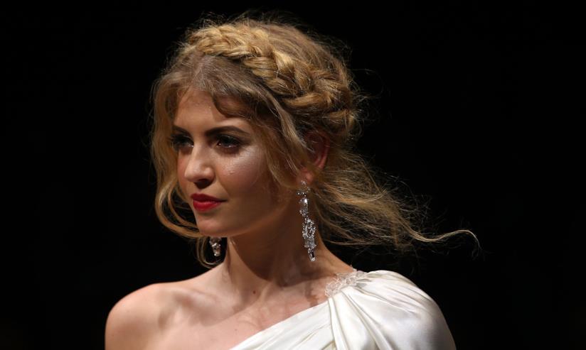 Pettinatura con treccia per 5 luglio Ragazza con pettinatura con treccia