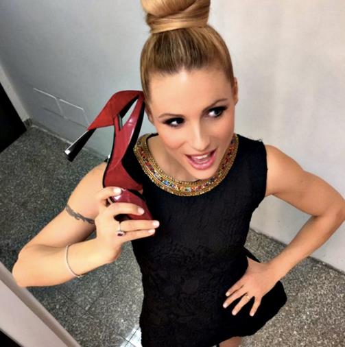 Michelle Hunziker Michelle Hunziker con una scarpa in mano