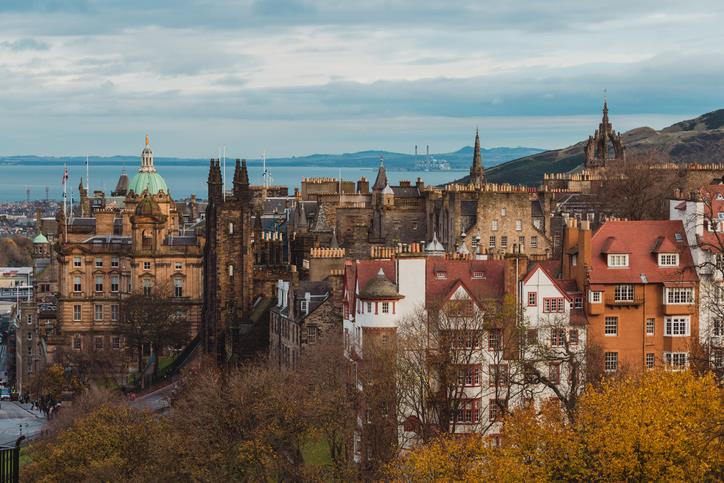 Edimburgo Uno scorcio di Edimburgo in cui si intravede il mare sullo sfondo.