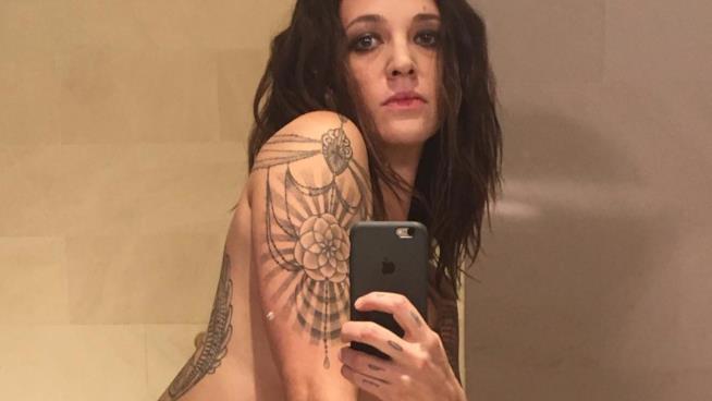 Lo scatto di Asia Argento nuda allo specchio Asia Argento nuda allo specchio