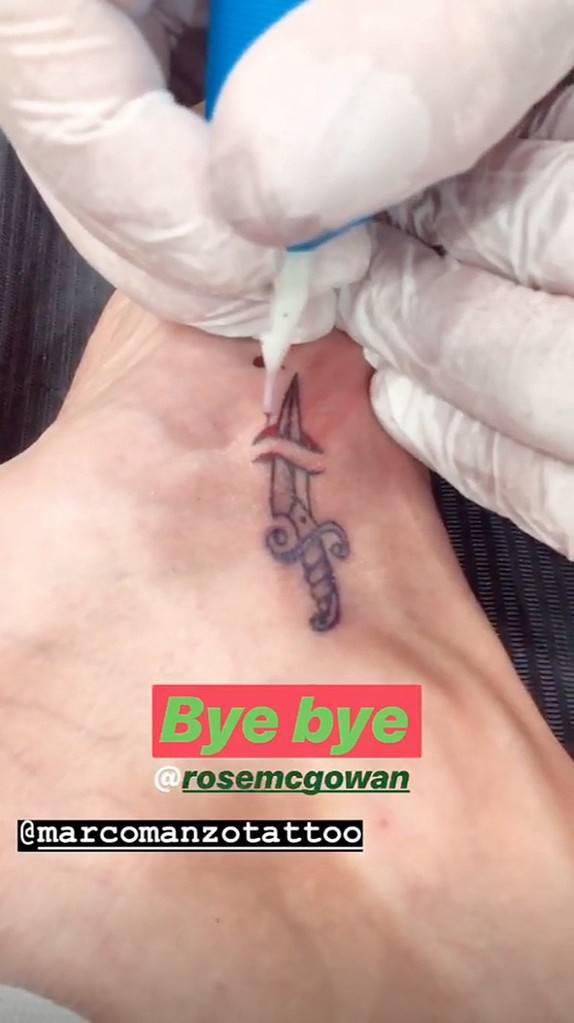 Asia Argento si tatua per vendicarsi di Rose McGowan Il tatuaggio di Asia Argento
