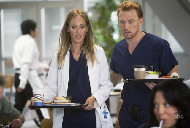 Come si evolverà la relazione tra Owen e Teddy in Grey's Anatomy 15? Owen e Teddy in una scena di Grey's Anatomy