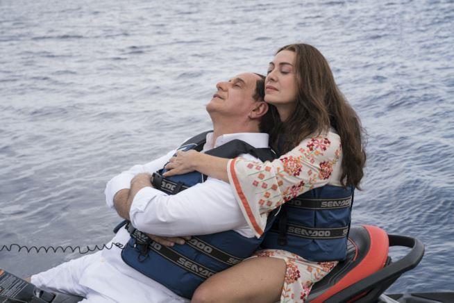 Elena Sofia Ricci e Toni Servillo in Loro Una scena di Loro