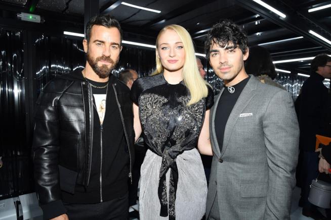 Sophie Turner e Joe Jonas si ispirano a Toy Story per un tatuaggio Sophie Turner e Joe Jonas con un'amico da Louis Vuitton