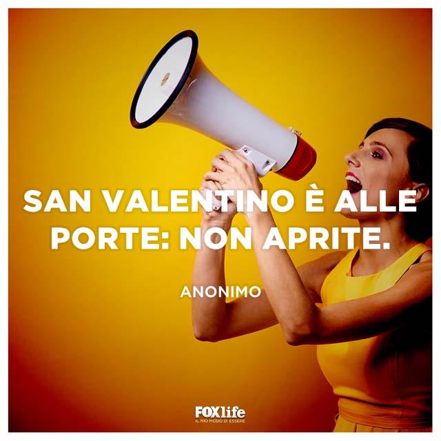 San Valentino alle porte Ragazza grida a un megafono