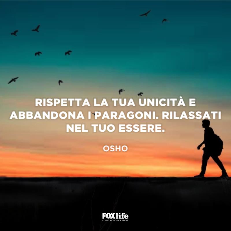Rispettare la propria unicità Ragazzo cammina al tramonto