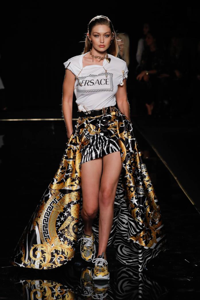 Gigi Hadid Versace Gigi Hadid sfila per Versace