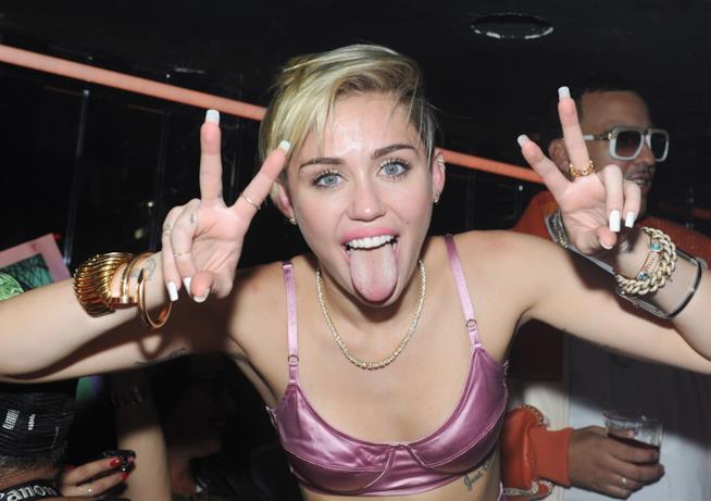 Miley Cyrus cancella le foto di Instagram Miley Cyrus fa una linguaccia