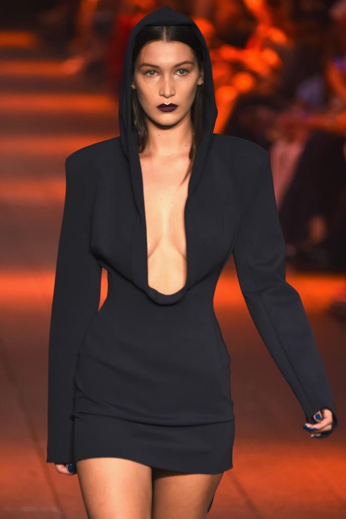 La sfilata Primavera/Estate 2017 di DKNY Bella Hadid sfila per DKNY