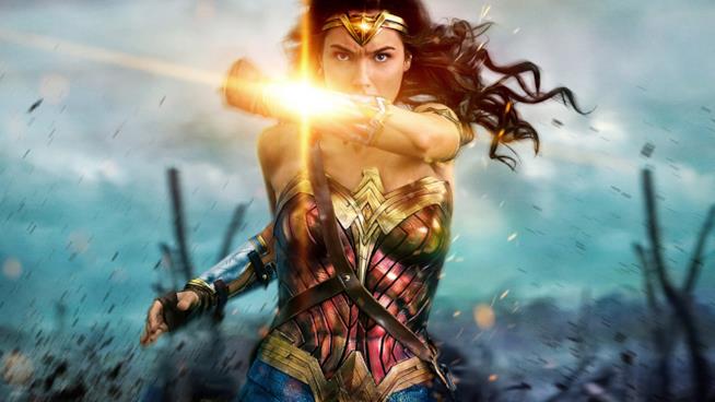 Gli accessori ispirati a Wonder Woman da avere assolutamente Gal Gadot nel poster di Wonder Woman