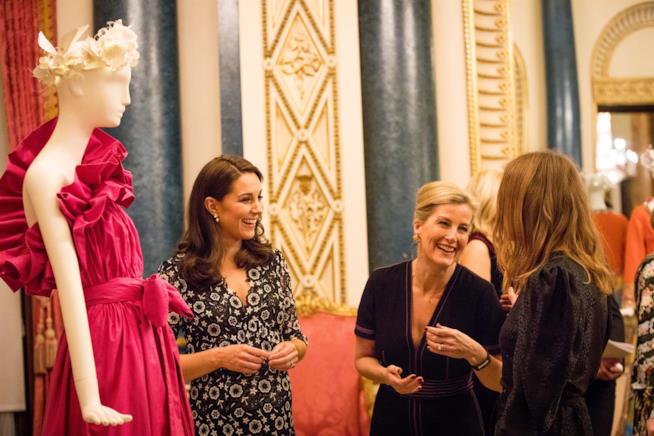 A Buckingham Palace è stata inaugurata la mostra The Commonwealth Fashion Exchange I vestiti de The Commonwealth Fashion Exchange