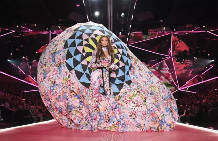 Gigi Hadid Victoria's Secret Gigi Hadid sulla passerella di Victoria's Secret