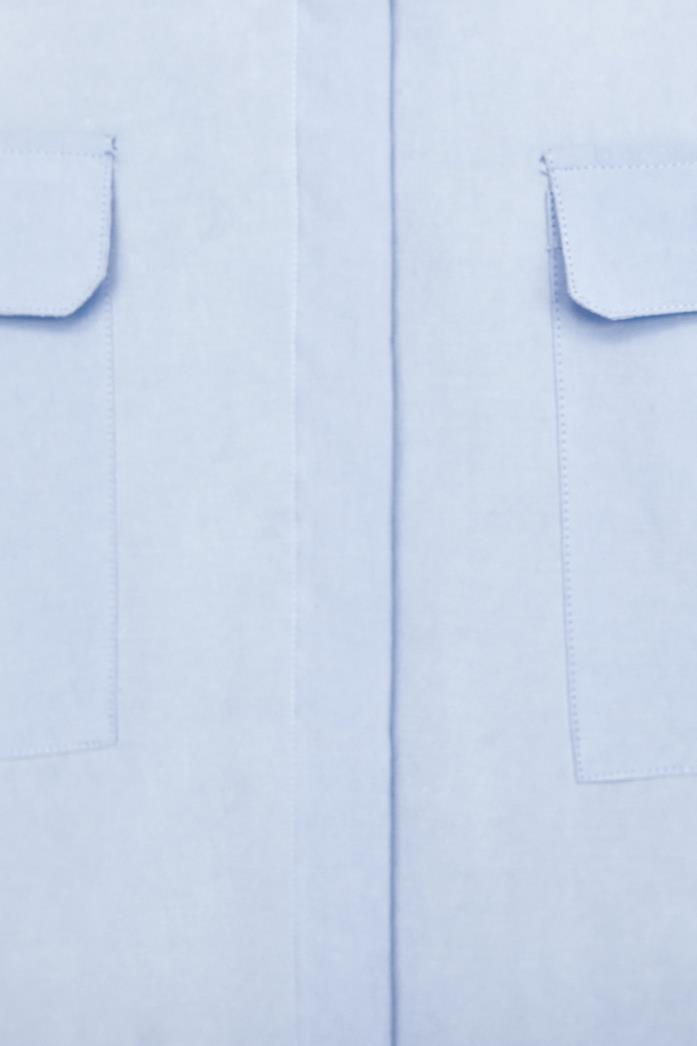 Dettaglio camicia donna di Zara con chiusura frontale con bottoni nascosti da patta Dettaglio camicia donna di Zara con chiusura frontale con bottoni nascosti da patta