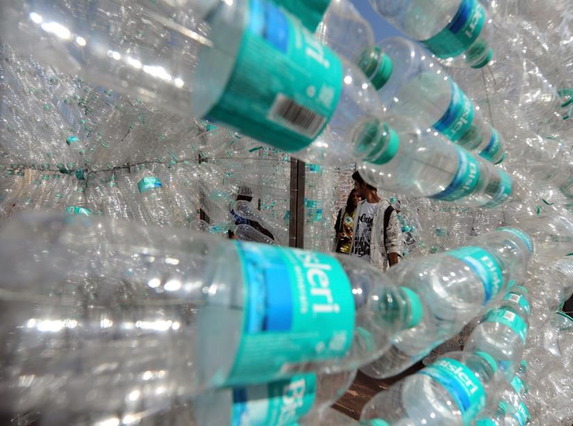 Una parete di bottiglie di plastica bottiglie di plastica
