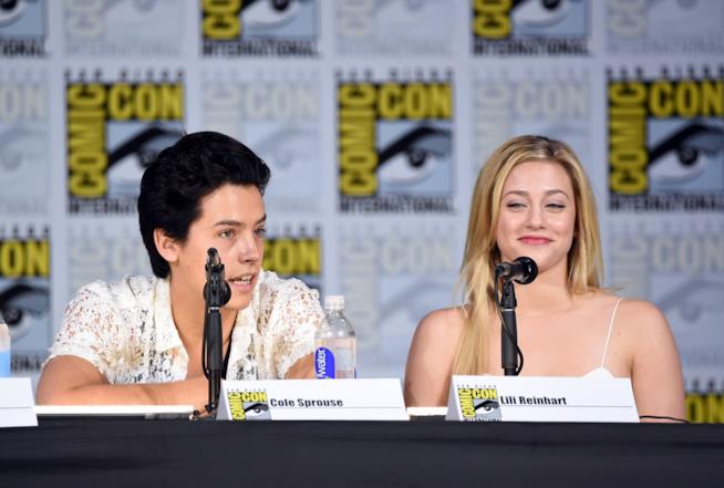 Cole Sprouse e Lili Reinhart di Riverdale vittima di hacker Cole Sprouse e Lili Reinhart