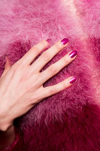 Unghie con smalto fucsia Unghie fucsia