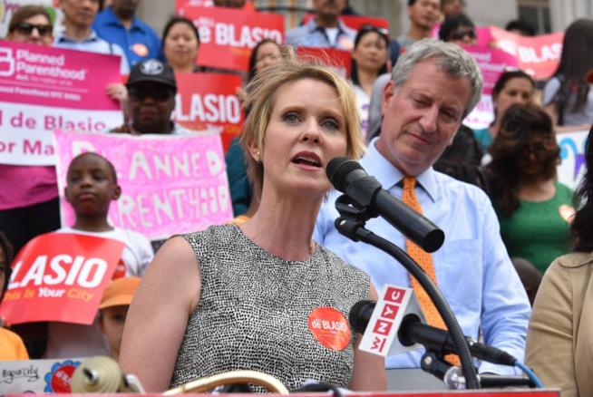 Cynthia Nixon potrebbe candidarsi come Governatore di New York Nixon a supporto del sindaco di NY De Blasio