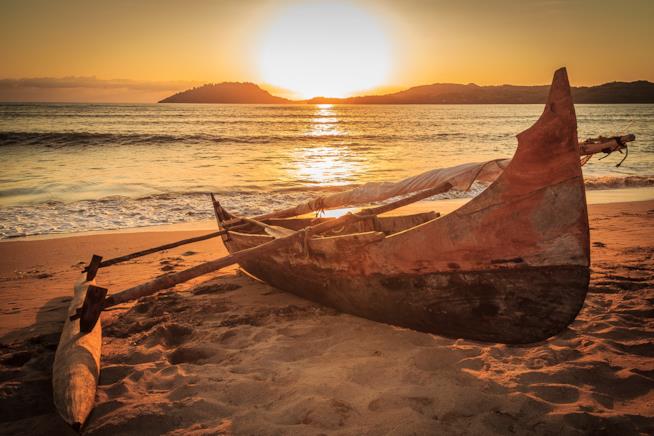 Imbarcazione adagiata lungo la spiaggia di Nosy Be Spiaggia di Nosy Be