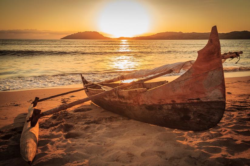 Imbarcazione adagiata lungo la spiaggia di Nosy Be Spiaggia di Nosy Be