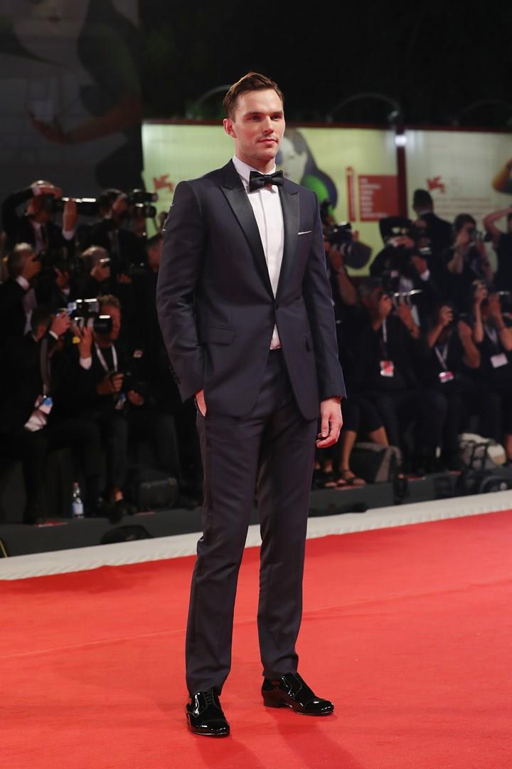 Nicholas Hoult a Venezia 75 Nicholas Hoult sul red carpet di Venezia