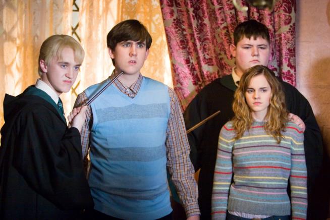 Matthew lewis. Tom Felton ed Emma Watson sul set di Harry Potter Emma Watson, Matthew lLewis e Tom Felton sul set di Harry Potter