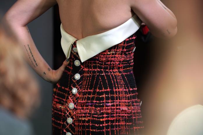 Kristen Stewart indossa un abito tartan firmato Chanel a Zurigo Kristen Stewart, il retro del suo abito