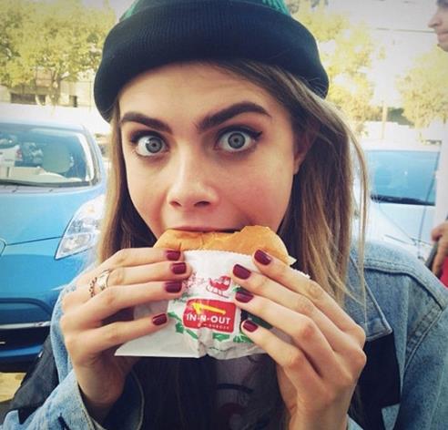 Cara Delevingne Cara Delevingne si avventa su un panino
