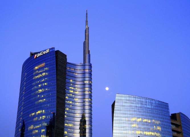 Skyline Milano, il grattacielo Unicredit Tower Unicredit Tower spire visuale notturna skyline Milano