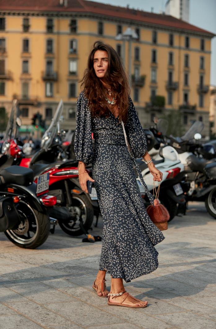 Maxi dress a maniche lunghe e sandali flat Abito lungo a stampa floreale e sandali rasoterra