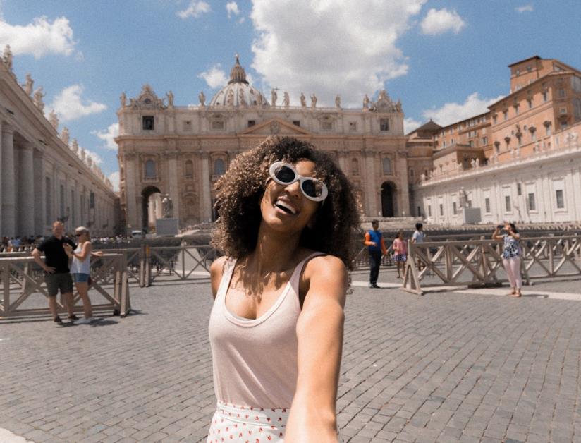 Una ragazza a Piazza San Pietro, Città del Vaticano Una ragazza sorride all'obiettivo a Piazza San Pietro