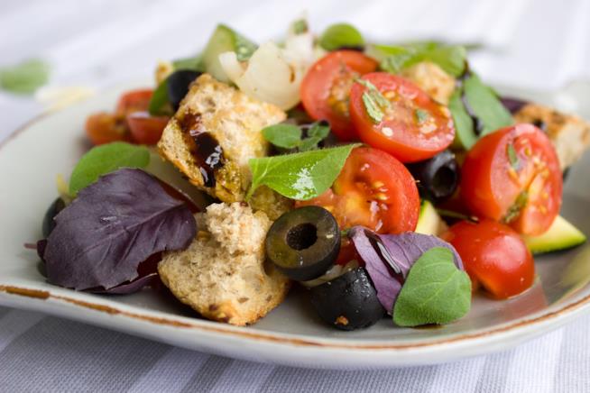 Insalata di verdure Piatto con verdura e olive