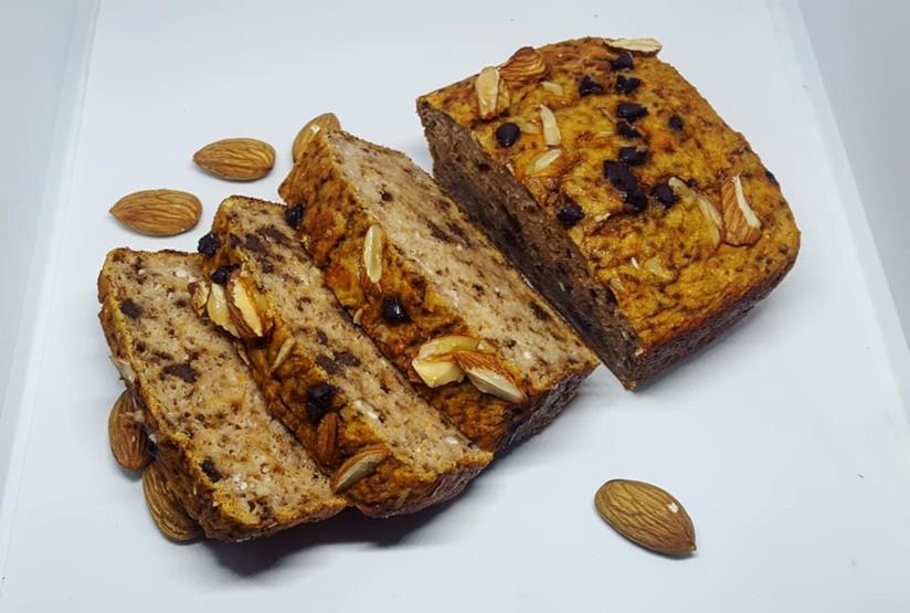 Plumcake con gocce di cioccolato Dolce con mandorle e gocce di cioccolato