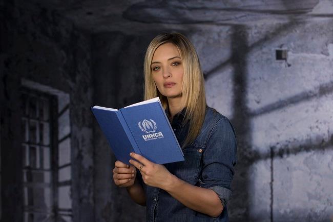 Carolina Crescentini, testimonial della campagna a favore dell'istruzione per i bambini rifugiati Carolina Crescentini tiene in mano un libro