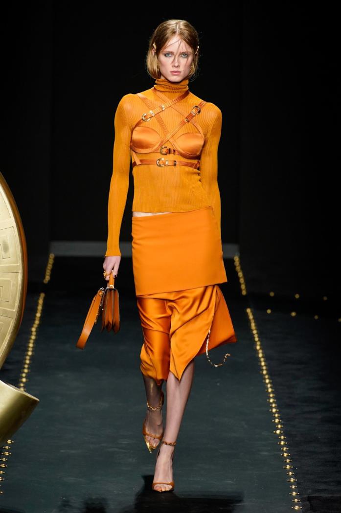 Arancione tono su tono Tutto arancione in passerella per Versace