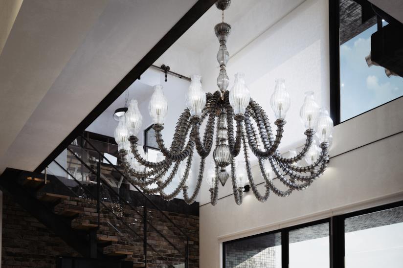 Gli chandelier, ripensati in chiave moderna con forme e materiali nuovi, sono i lampadari più attuali Venini, grande chandelier in vetro bianco e grigio