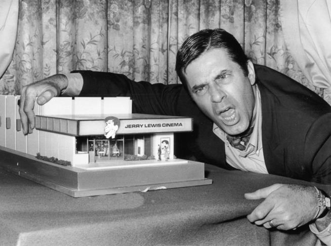 Jerry Lewis maschera comica di film di grande successo Jerry Lewis scherza davanti ai fotografi