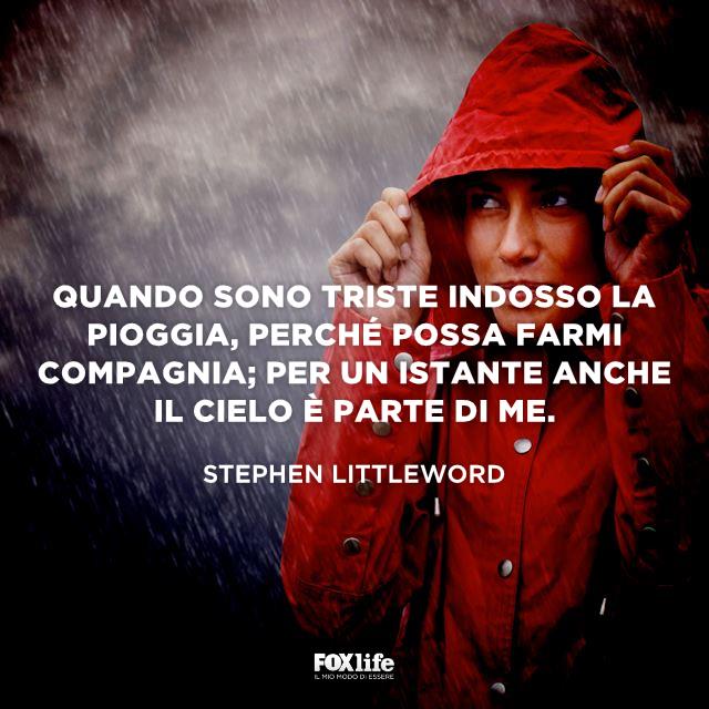Frase sulla pioggia Ragazza si ripara con un cappuccio dalla pioggia