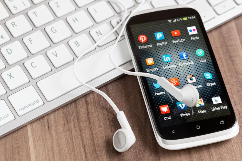 Stati di Whatsapp Smartphone con le icone dei social in primo piano