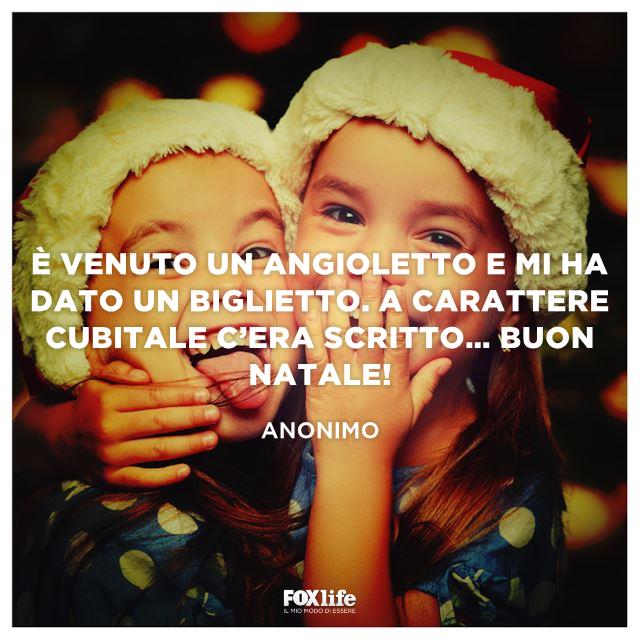 Frase sul natale dei bambini Bambini abbracciati sorridono