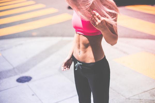 Il reggiseno per seno piccolo Ragazza con seno piccolo e reggiseno sportivo