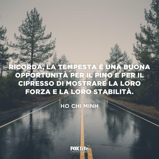 Frase sulla tempesta Strada nella pioggia