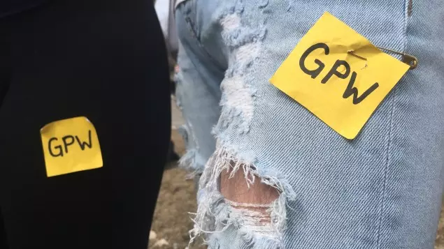 Movimento dei quadrati gialli contro il dress code sessista a scuola Ragazze applicano i quadrati gialli sui vestiti