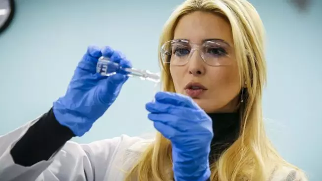 Ivanka Trump scienziata su Instagram, la sua foto si trasforma in un meme Ivanka Trump