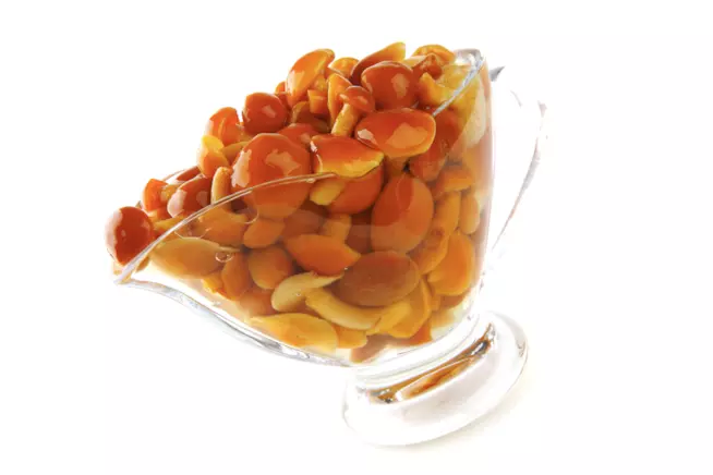 Chiodini sott'olio: la ricetta Coppa in vetro trasparente sospesa con all'interno funghi chiodini