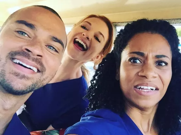 Kelly McCreary, Sarah Drew e Jesse Williams stuzzicano i fan di Grey's Anatomy a suon di selfie Gli attori Kelly McCreary, Sarah Drew e Jesse Williams