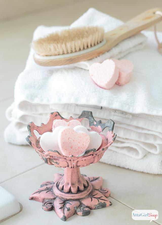 Saponi da bagno fai a te Saponi da bagno fai da te contenuti in un'alzatina