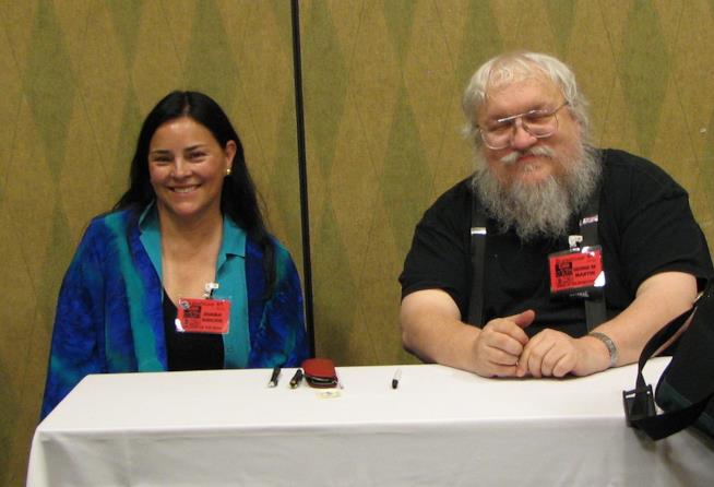 Diana Gabaldon, qui con George R.R. Martin, lo ha criticato per la scarsa lena nello scrivere Diana Gabaldon e George Martin insieme in una conferenza stampa