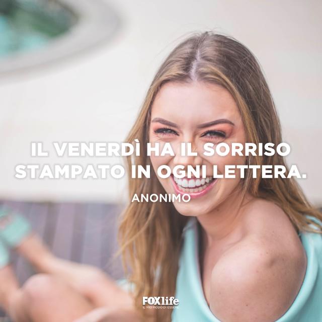 Frasi sul venerdì in arrivo Ragazza sorridente in primo piano