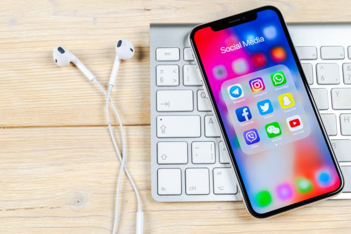 Instagram Schermo di Instagram con cuffie e tastiera